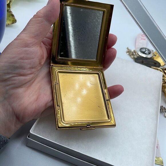 Vintage brass makeup compact by Cara Nome , Langlor’s Inc. - Picture 6 of 10